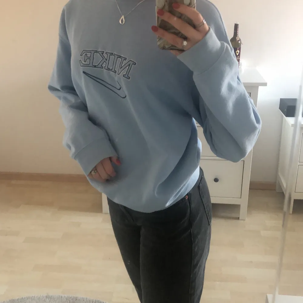 Säljer min superfina o supermysiga Nike sweatshirt! Bara använd ett fåtal gånger och är i bra skick, köpt förra året för 400. Tröjan är i M men passar S och L med💗 Den har en liten fläck på ena ärmen (bild 3) men syns inte alls när man har på sig tröjan!💗. Tröjor & Koftor.