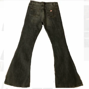Miss sixty flare jeans  - Så vackra jeans från miss sixty!  🧸❤️ jag önskar att jag inte hade behövt sälja dem men dem är för långa för mig:(( köptes för 400kr!!  Ytterbenslängd 108cm Innerbenslängd 80cm Midjemått 78cm                                                 Skriv för fler frågor. Bilder med byxorna på finns ej tyvärr.  Frakt 66kr🧸❤️