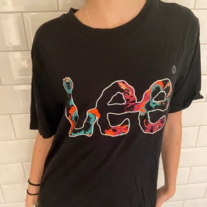 Lee svart t-shirt  - Snygg svart Lee t-shirt. Storlek M. Skriv för fler bilder. 