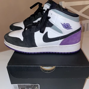Air Jordan 1 Mid SE GS Varsity Purple - Storlek 40 i nyskick, originalkartong och kvitto finns. Air Jordan 1 Mid SE GS Varsity Purple. Ifall du har någon fråga är det bara att kontakta mig💝