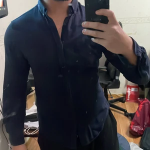 Bomullsskjorta från Zara - Mörkblå bomullsskjorta från Zara i storlek M, slim fit. Köpt på herravdelningen men funkar som unisex.