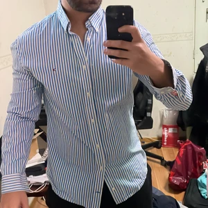 Tommy Hilfiger skjorta. Storlek XL - Tommy Hilfiger skjorta i nyskick. Använd sparsamt.              Storlek XL.