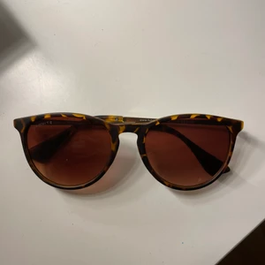 Solglasögon  - Säljer tre sjukt snygga solglasögon från ginatricot! Du kan välja ut ett par och köpa annars kan du köpa alla tre för 39kr❤️ ett par kostar 15kr st