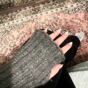 stickade handledsvärmare  - Stickade. De är tjocka å värmer en mycket!!!💓 jättebra kvalitet å använt ett par få gånger 
