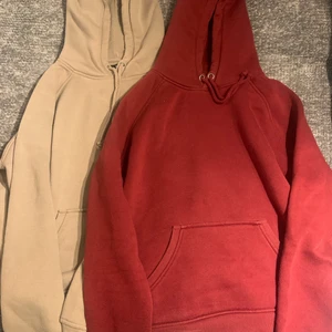 Två hoodies - Säljer dessa två hoodies från Bikbok. Dom är väl använda och därför litenoppriga och den röda har fått nått märke längst ner(kolla sista bilden). Båda är i storlek xs men passar även s skulle jag säga. Båda två för 100kr. Köparen står för frakten❣️
