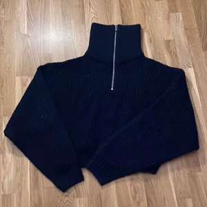 Stickad tröja från Gina tricot - 🤍Aldrig använd ~ Köpt på Gina tricot för 399 ~ Frakten är inräknad i priset🤍 Hoppas någon vill köpa så den kommer till användning!