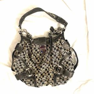 Y2k väska - ÄKTA y2k vibe väska från Guess, cond 8/10, lite rep på plattan men annars i fint skick