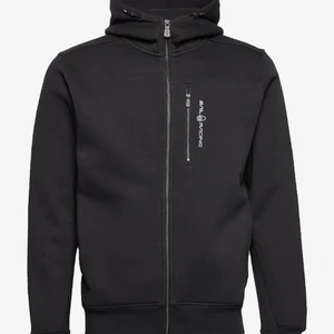 sail racing hoodie - Säljer en svart sail racing hoodie i storlek 170 som motsvarar en S. Köptes för 900kr men läggs ut för 450, priset kan diskuteras!