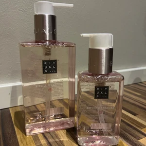 Rituals handtvål - Säljer 2 st rituals handtvål, antingen tillsammans eller var för sig. Oöppnade såklart. 💛 55kr för den stora (300ml)  och 30kr för den lilla (110ml)