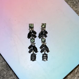 Örhängen - Örhängen med grå och gröna stenar, oanvända. 💛