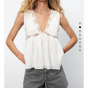 Zara topp - Intressekoll på min jättefina topp! Aldrig använd! Nypris 300kr och är slutsåld på hemsidan! Stolek xs men passar även mig med stolek S! Vid frågor eller fler bilder kom privat. Köpare står för frakt!💞