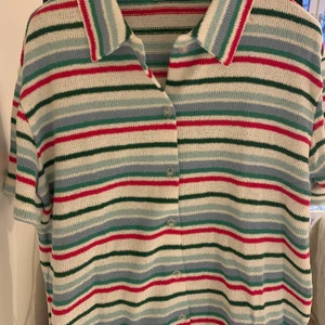 Stickad t-shirt - Stickad t-shirt från Zara, är i perfekt skick, endast använd 1 gång. Org pris: 229