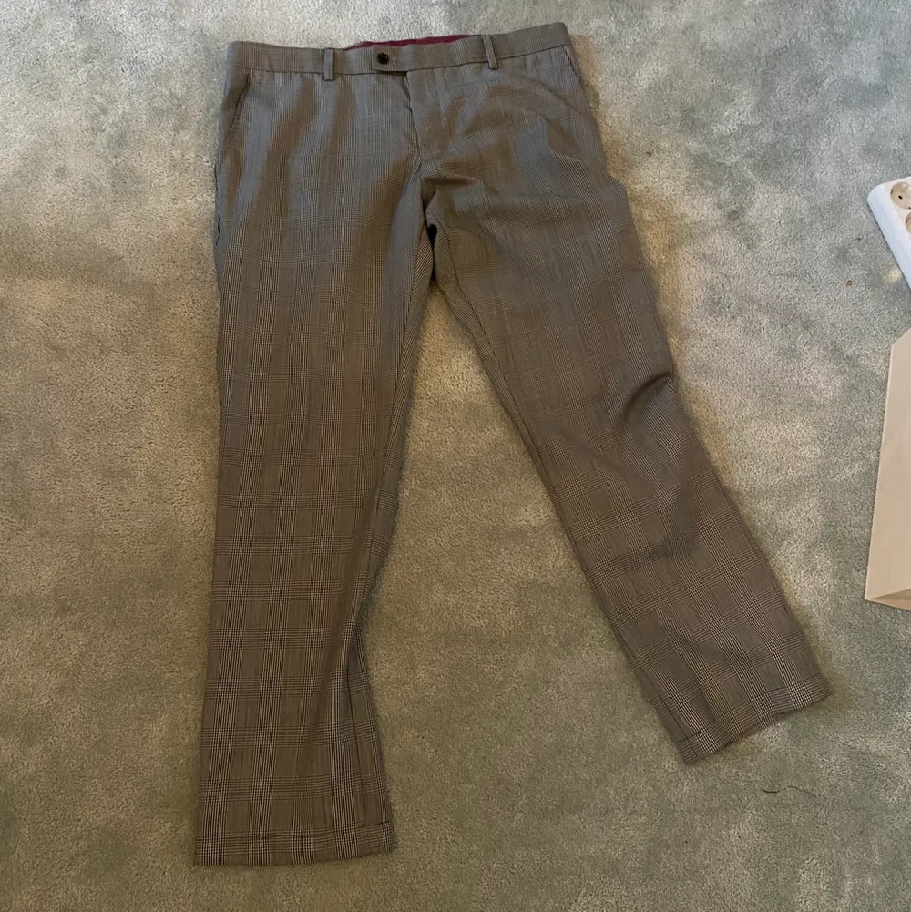 Coola lågmidjade byxor som jag köpt på secondhand! Har bara inte kommit till användning!💕  men lite för stora för mig så skulle passa en 38/40. Jeans & Byxor.