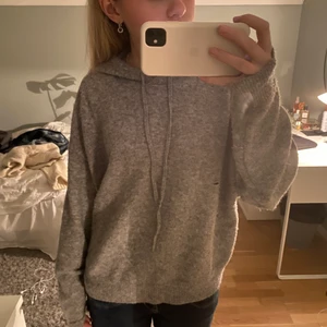Lindex tröja!!!😍😍😍 - Säljer denna stickade hoodie från Lindex som är sååå skön!!!!❤️❤️❤️❤️nästan 100% polyester, känns som kashmir😜🦓den har ett litet hål nedanför bröstet men som inte syns!!