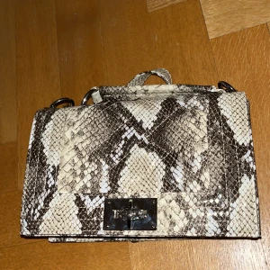 Ginatricot💕 - Den här väskan har bra kvalitet. Använd Max 3 gånger,💕