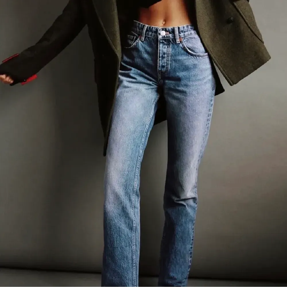 Säljer dessa sjukt snygga och trendiga jeans från Zara som är helt slutsålda på hemsidan! Superbra skick och inga defekter, använda endast fåtal gånger. Jag är själv 161 och dom passar på mig. Säljer ändats vid bra bud!! Skriv vid intresse eller om du vill ha fler bilder(Ledande bud 500kr)🤍🤍. Jeans & Byxor.