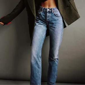 Säljer dessa sjukt snygga och trendiga jeans från Zara som är helt slutsålda på hemsidan! Superbra skick och inga defekter, använda endast fåtal gånger. Jag är själv 161 och dom passar på mig. Säljer ändats vid bra bud!! Skriv vid intresse eller om du vill ha fler bilder(Ledande bud 500kr)🤍🤍