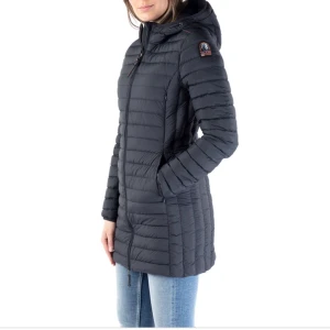 PARAJUMPER DUNNJACKA DAM - säljer min fina parajumper i dunnmodell, köpte den för ca 5000kr och säljer den för 3500kr, den är i väldigt bra skick och ser fräsch ut! Mer bilder kan man få privat. Jackan passar perfekt nu till våren... säljer den eftersom den inte kommer till någon användning då den inte matchar min still något mer! 😭