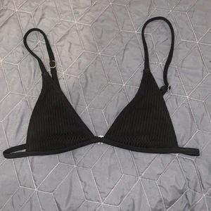 Bikini - Säljer denna bikini topp då pga fel storlek. Köpt av någon annan här på Plick men helt oanvänd. Vaddering ingår ej men det finns så man kan sätta i egen💗