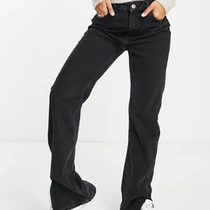 PULL&BEAR straight jeans  - Första lånad bild!!! Sprillansnya PULL&BEAR straight jeans med slits längs ner, kollektionen PULL&BEAR Tall, passar alltså någon som är över 168cm ca.⚡️