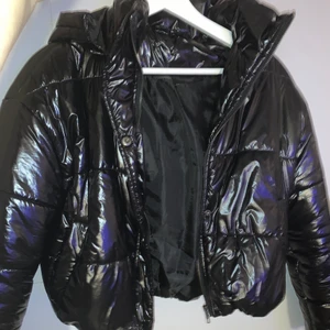 Lackjacka  - Säljer nu en favorit, de är en lackjacka från boohoo den är i fint skick och välvårdad. Den är lite kortare i modellen då det igentligen är en petit-model men passar mig som är ”normal” stor den siitter väldogt fint på och knappt använd. Den är lagom tjok och passar till en lite varmare vinterdag eller tidig vår. Hör av er vid intresse av flera bilder på jackan. Köparen står för frakten. Pris går att diskutera vid smidig affär 🌟🦋💗🪐⚡️