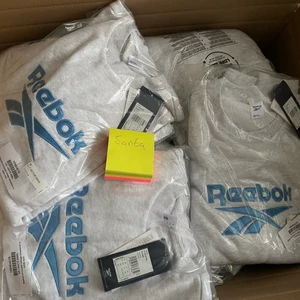 Reebok sweatshirt - Oanvända sweatshirts från reebok med vintage look! Finns i XS, S och XL!