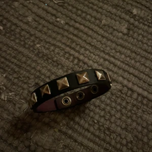 Nitarmband - Skit snyggt nitarmband som inte kommer till användning💕