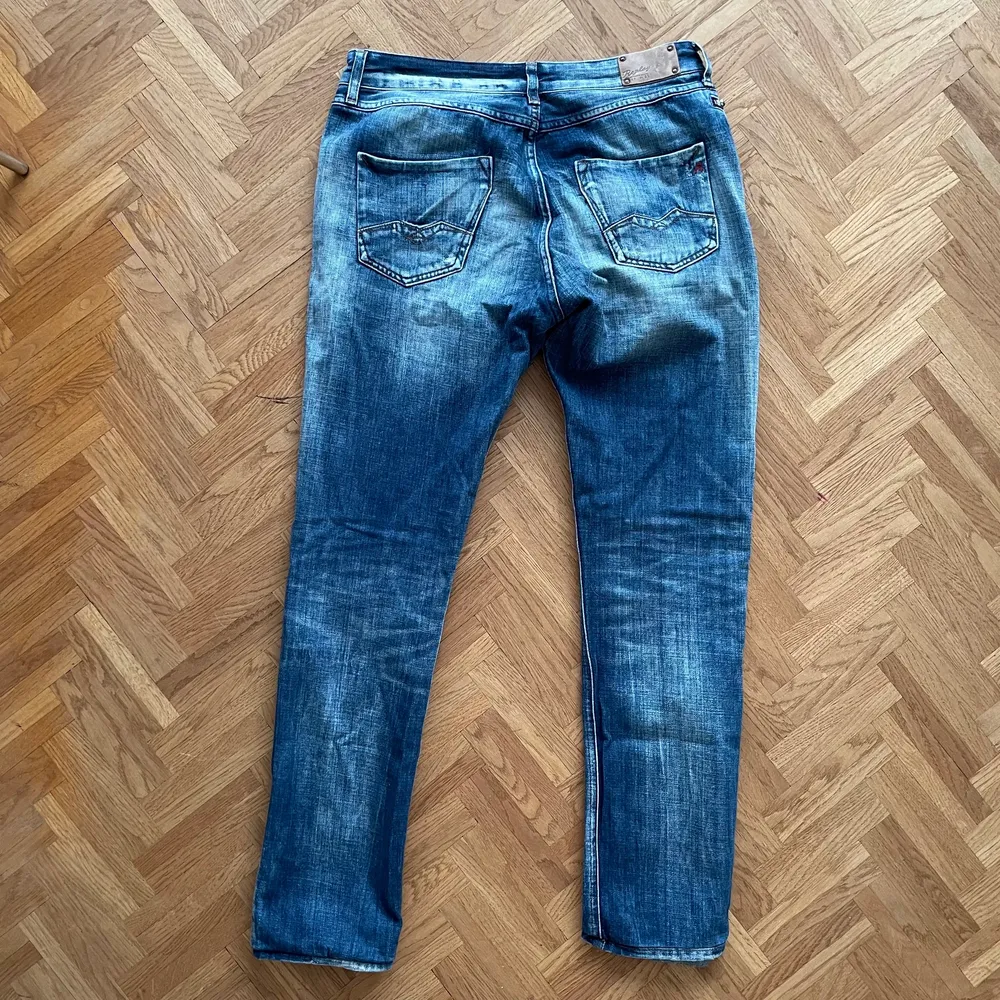 Skitsnygga raka replay jeans 👖 som tyvärr är för små för mig ): midjemått 76cm innerbenslängd 71. Bra secondhand skick.. Jeans & Byxor.