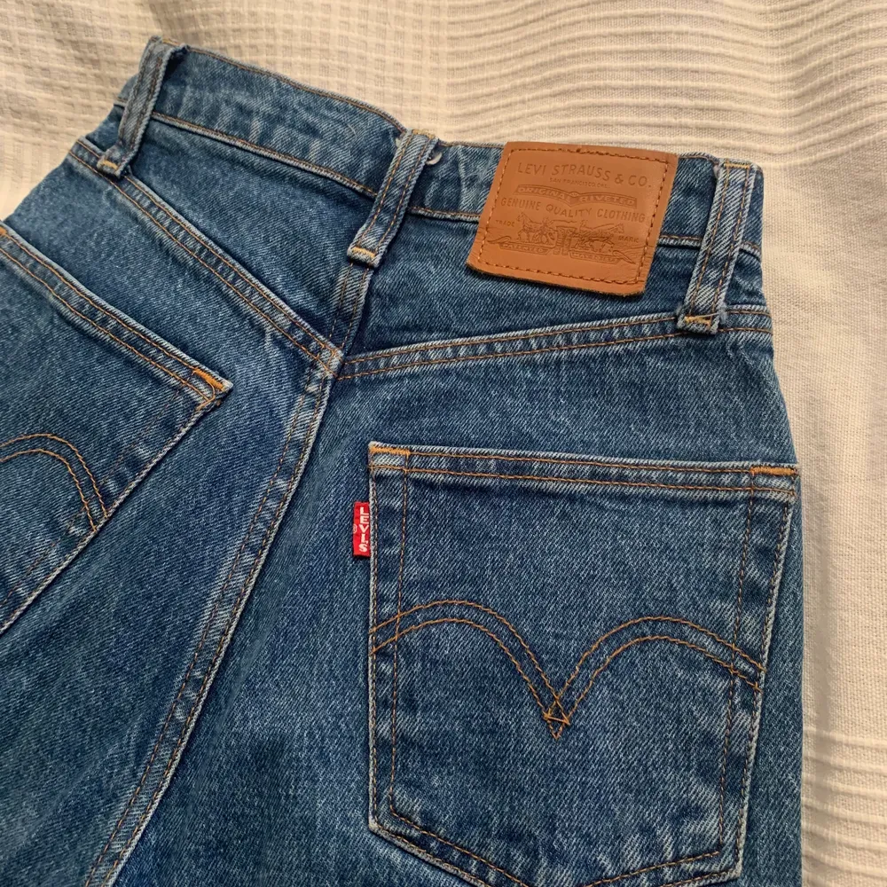 Jättefina jeans från Levis i modellen Ribcage Straight. Jeansen är i mycket fint skick och använda ett fåtal gånger. Dessvärre för små för mig. Köpta för 1200kr, säljer för 400kr + frakt. Kontakta mig vid frågor.. Jeans & Byxor.