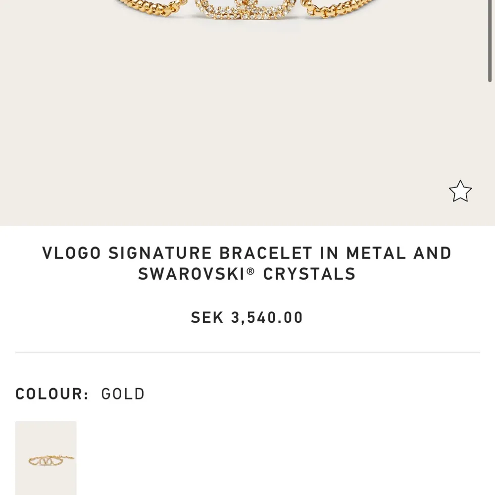 Ett jättefint armband från Valentino som köptes för några månader sen. Nyskick och säljer det för att det inte kommer till användning. Det är guld och Swarovski kristaller. Låda, dustbag och autentiserings dokument finns. Nypris 3540kr, priset är förhandlingsbart<3. Accessoarer.