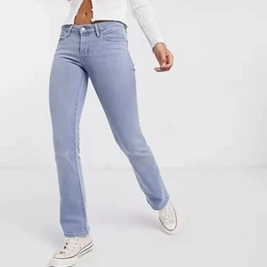 Lågmidjade Levi’s jeans - Samma modell som första bilden men mina är mörkblåa. Nyskick. Bootcut modell. Pris kan diskuteras vid snabb affär❤️