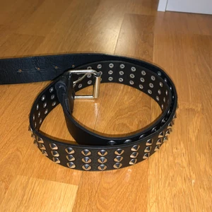 Bälte med nitar - Svinsnyggt bälte med nitar . Ca 1 meter långt, står storlek M på bältet. Frakt tillkommer!