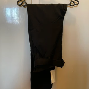 Svarta högmidjade kostymbyxor - Strl 34.                                                                              Oanvända