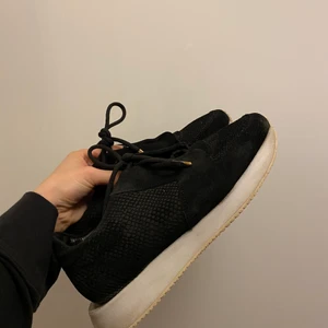 Svarta sneakers - Svarta sneakers från Gram. Storlek 38