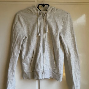 H&M strl XS - Säljer denna ljusgrå huvtröja i storlek XS. Inges skador eller fläckar.