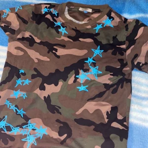 Valentino t-shirt - Riktigt fet valentino t-shirt i bra skick! Storlek S men passa även M. Pris kan diskuteras vid sanbb affär