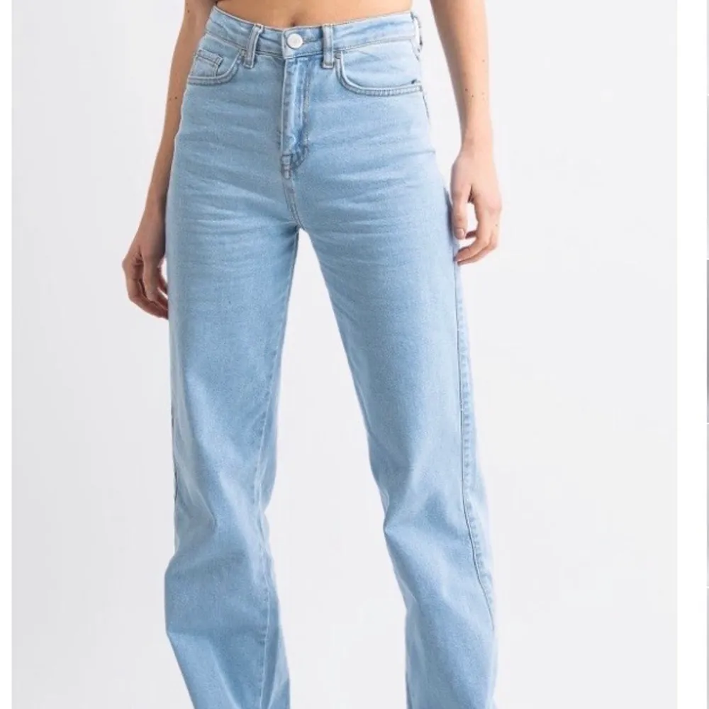 ett par ljusblåa jeans i från madlady i stl 32💕 de är uppsydda i benen för att passa mig som är 162💞 köpt för 549kr och mitt pris 200 + frakt! bilden är tagen från madladys hemsida men skriv för fler bilder med jeansen på☺️. Jeans & Byxor.