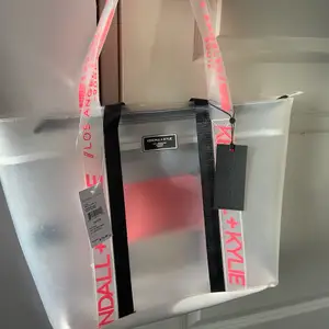Genomskinlig väska från kendall+Kylie aldrig använd också därför jag säljer den. 💞