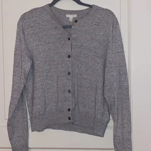 Hm kofta - Basic hm kofta grå. Frakt 66kr! Storlek L men sitter som en XS på mig som har XS i vanliga fall