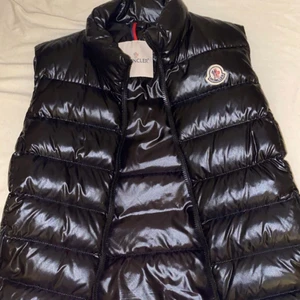 Moncler väst storlek M - Tja igen! Säljer nu en moncler väst tjej modell i storlek XS, inga skador eller nått liknande ser ut som ny använd kanske 5-6 gånger så det inga problem med den🥰 hör av er💞