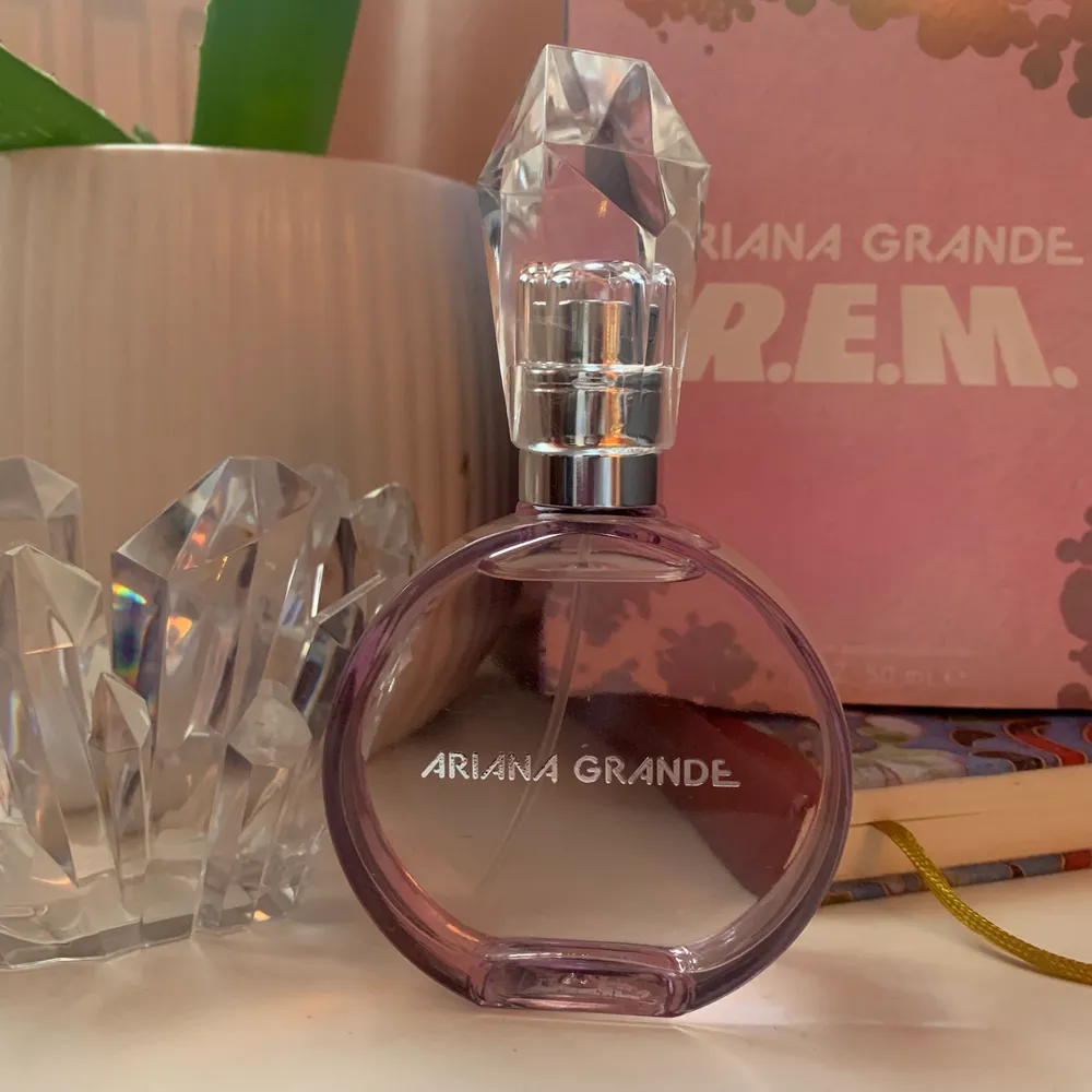 Ariana grande R.E.M parfym, 50ml. Aldrig använd endast luktad på den. Fick i present med var inte i min smak.💞🌸 pris kan diskuteras (rek pris. 540kr). Accessoarer.