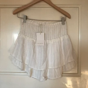 Kjol - Vit kjol från pull and bear. Köpt i somras i barcelona men aldrig använd. Storlek s, skriv vid intresse💕