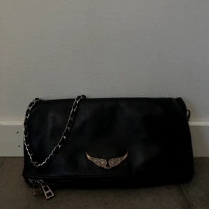 Zadig&Voltaire väska  - En zadig&voltaire väska, ganska sliten samt att det långa bandet är sönder, går kanske att laga. 