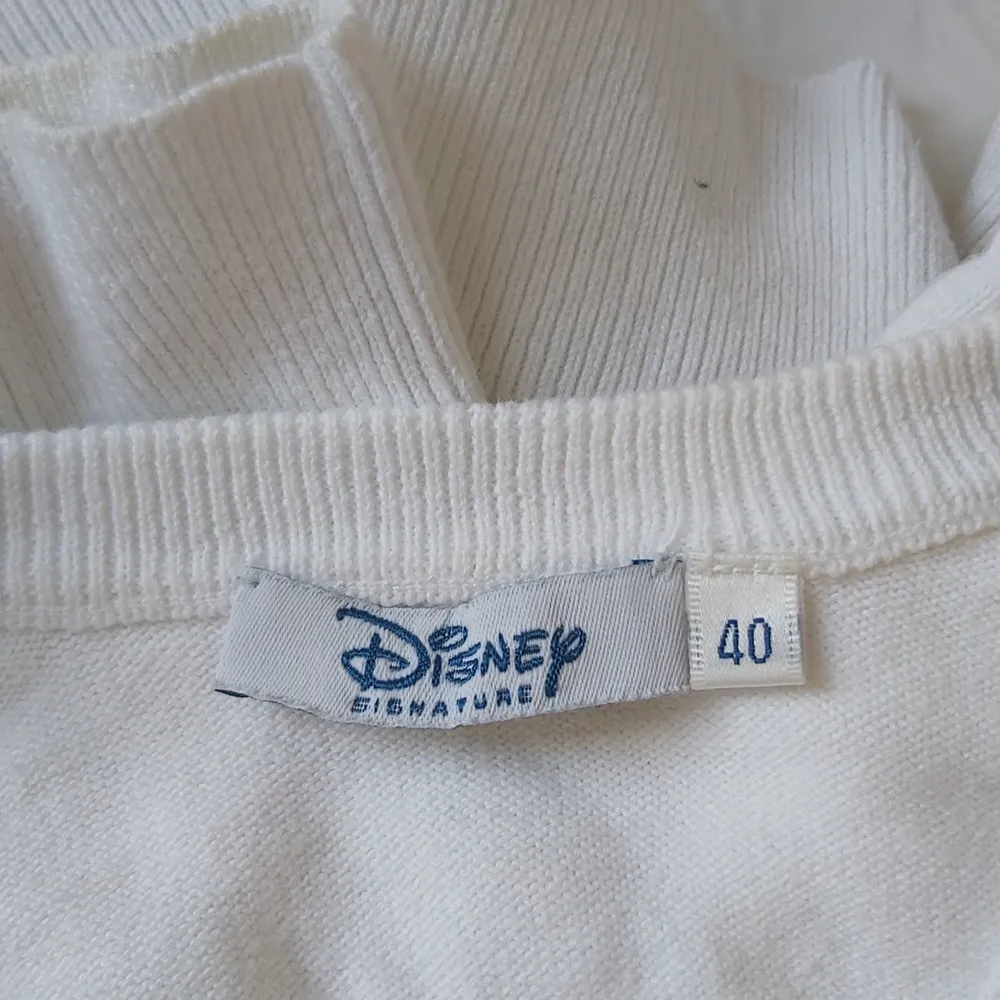 Jättefin Disney Signature tröja i jättebra skick! Säljer då den inte kommer till användning. Den är i strl 40 och sitter på mig som är en XS lite oversized. Skulle säga tt storlek är mellan XS-L beroende på hur man vill att den ska sitta! . Tröjor & Koftor.