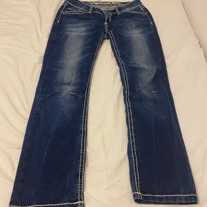Jeans - Snygga blåa lågmidjade jeans. Passar någon som är ungefär 165cm. Köparen står för frakt annars möts jag i centrala Stockholm. Skriv privat för eventuella frågor. 