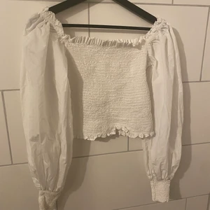 Topp  - Säljer denna guliga topp och i bra skick 