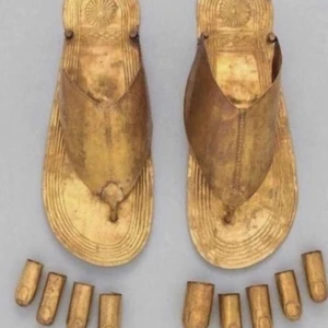 Sandaler Av Guld - Äkta guld. 24 karat. Min pappa har använt en gång. Gör väldigt ont att använda. Antikt. Ömtåligt används på egen risk 