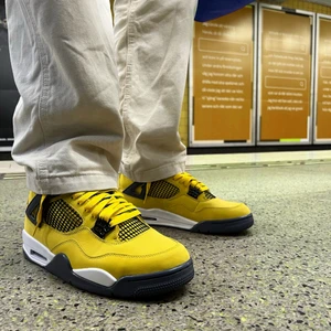 The Air Jordan 4 Lightning⚠️⚡️ - The Air Jordan 4 Lightning⚠️⚡️  Storlek:  -44,5 skick 9/10