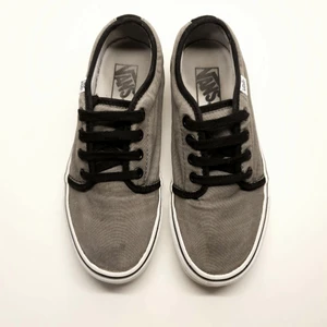 Vans sneakers  - Vans sneakers i storlek 37 i grått. Använt skick. 