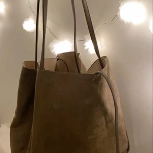 Rymlig handväska  - Rymlig väska/handväska från H&M, sparsamt använd! Skriv för mer bilder 🤍